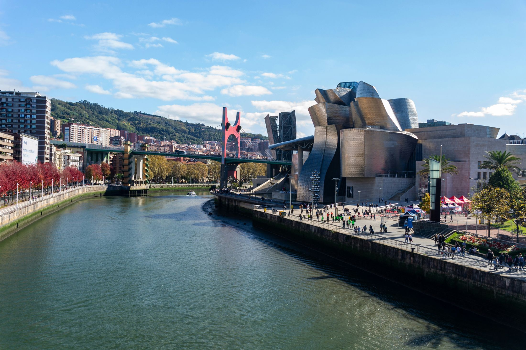 La ría de Bilbao junto a Uribitarte